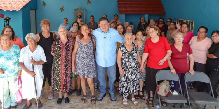 César Jáuregui escucha de primera mano las necesidades de vecinos de la colonia Zootecnia
