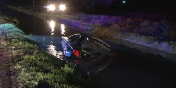 Conductor cae a canal de riego en Meoqui