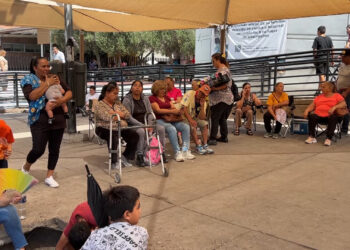 Familiares denuncian falta de camillas y saturación en el Hospital Morelos del IMSS