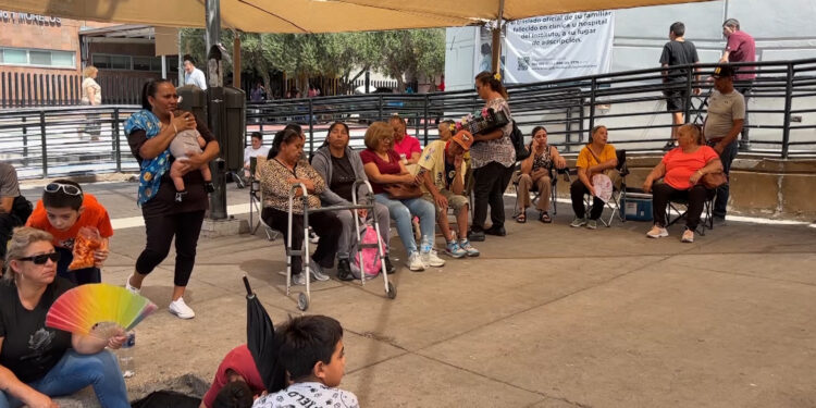 Familiares denuncian falta de camillas y saturación en el Hospital Morelos del IMSS