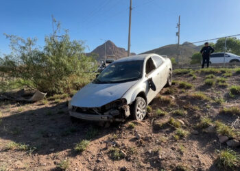 Conductor abandona su vehículo tras caer a un desnivel en la Vialidad Sacramento