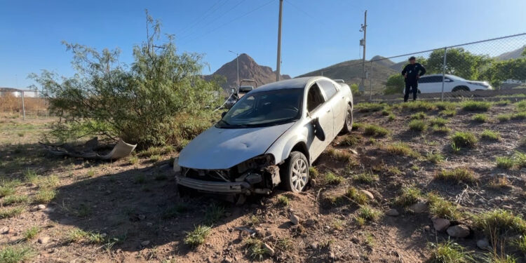Conductor abandona su vehículo tras caer a un desnivel en la Vialidad Sacramento