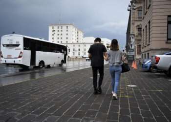 Dan tregua las altas temperaturas; aprovechan ciudadanos clima fresco tras lluvias del domingo