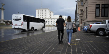 Dan tregua las altas temperaturas; aprovechan ciudadanos clima fresco tras lluvias del domingo