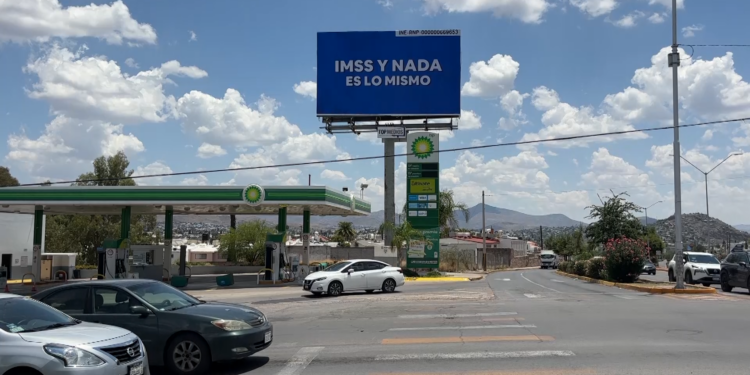Aparecen espectaculares con mensaje sobre el IMSS en Chihuahua y Ciudad Juárez