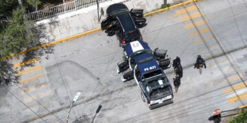 Elementos SWAT abaten a sujeto armado tras persecución en Cuauhtémoc