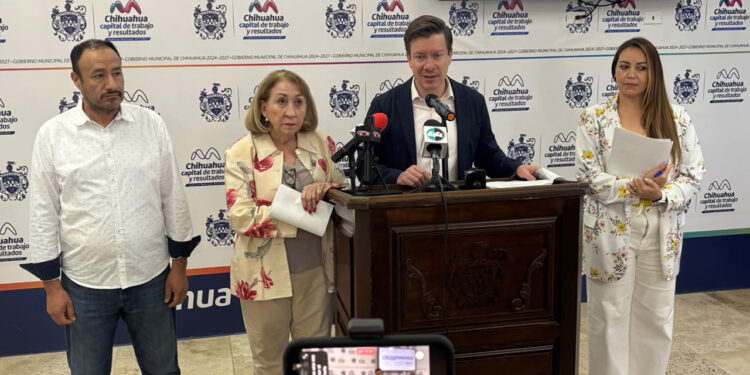 Entrega Municipio a Morena expediente de más de 300 hojas sobre proyecto Poniente Cinco