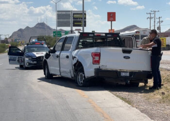Ponchadura provoca choque entre pick up y automóvil en la carretera a Aldama