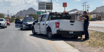 Ponchadura provoca choque entre pick up y automóvil en la carretera a Aldama