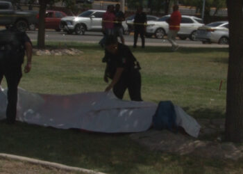 Hombre fallece por presunto infarto en camellón de la avenida Francisco Villa