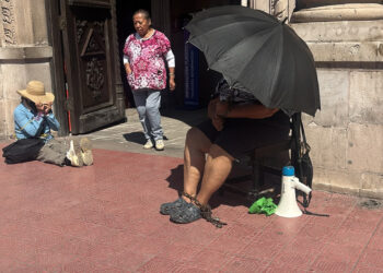 Inicia la activista Virginia “Vicky” Márquez huelga de hambre frente a Palacio de Gobierno