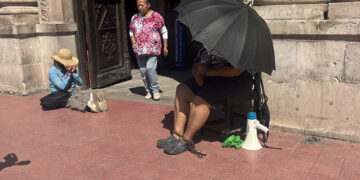 Inicia la activista Virginia “Vicky” Márquez huelga de hambre frente a Palacio de Gobierno