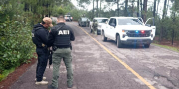 Investigan muerte de dos hombres localizados en la carretera de Guadalupe Y Calvo