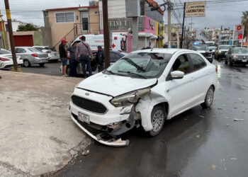 Mujer resulta lesionada tras choque entre vehículo de plataforma y pickup