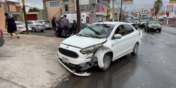 Mujer resulta lesionada tras choque entre vehículo de plataforma y pickup