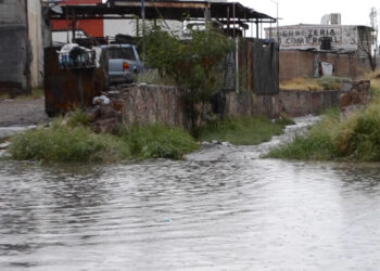 Lluvias alivian el calor, pero generan afectaciones en la periferia de Chihuahua