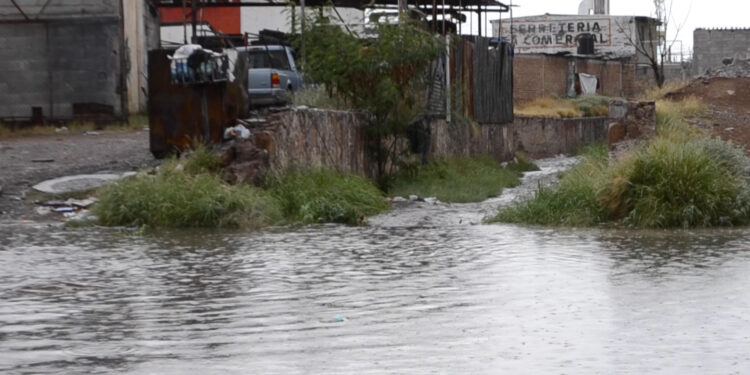 Lluvias alivian el calor, pero generan afectaciones en la periferia de Chihuahua