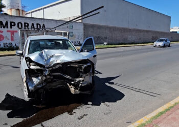 Conductor resulta lesionado tras chocar contra una luminaria en la Vialidad Los Nogales