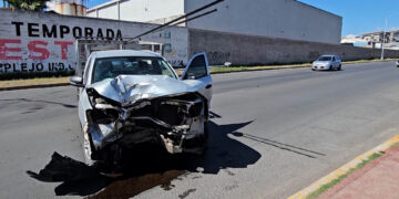 Conductor resulta lesionado tras chocar contra una luminaria en la Vialidad Los Nogales