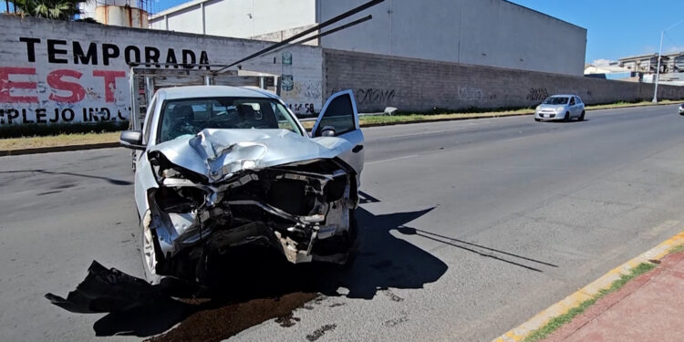 Conductor resulta lesionado tras chocar contra una luminaria en la Vialidad Los Nogales