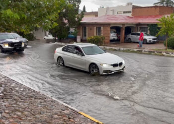 Lluvias dejan varada a conductora en la colonia Lomas del Santuario