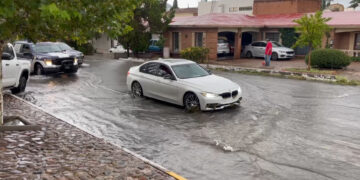 Lluvias dejan varada a conductora en la colonia Lomas del Santuario