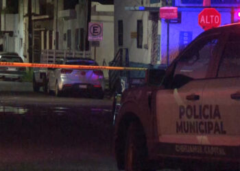 Lo ejecutan junto a su vehículo en el centro de la ciudad