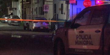 Lo ejecutan junto a su vehículo en el centro de la ciudad