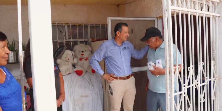 Llevan medicamentos y servicios médicos a familias de la colonia Revolución