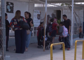 Padres de familia respaldan regulación del uso de celulares en las aulas