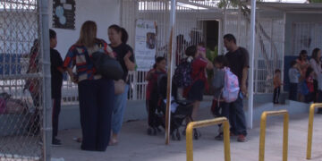 Padres de familia respaldan regulación del uso de celulares en las aulas