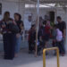 Padres de familia respaldan regulación del uso de celulares en las aulas