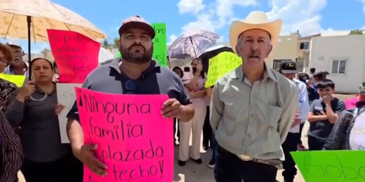Familias desplazadas por la violencia exigen viviendas al Gobierno del Estado