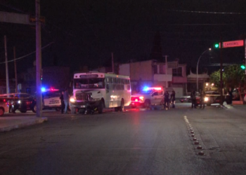 Muere motociclista tras impactar contra camión urbano