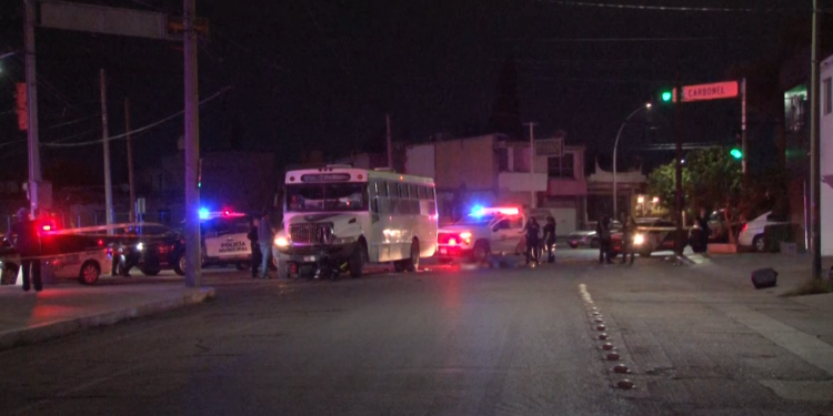 Muere motociclista tras impactar contra camión urbano