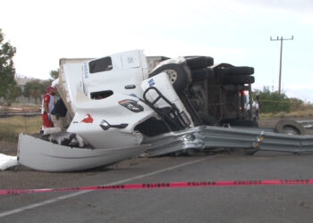 Muere transportista tras volcar en la carretera Delicias–Saucillo