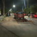 Mujer cae con su vehículo a una zanja en reparación