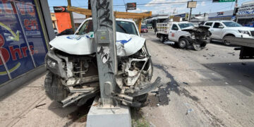 Omisión de luz roja provoca aparatoso choque y derribo de poste en la avenida Vallarta