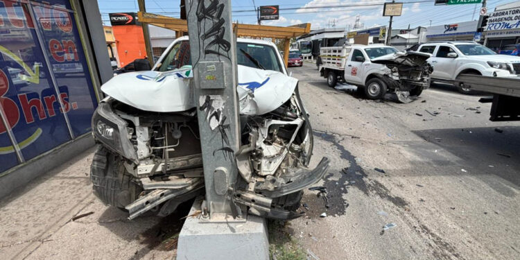 Omisión de luz roja provoca aparatoso choque y derribo de poste en la avenida Vallarta