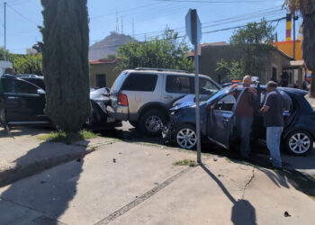 Choque entre tres vehículos deja a una adulta mayor lesionada