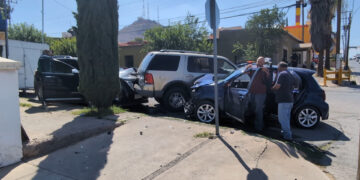 Choque entre tres vehículos deja a una adulta mayor lesionada