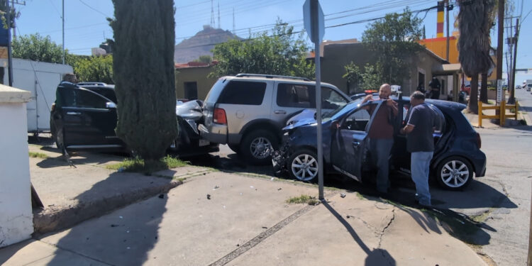 Choque entre tres vehículos deja a una adulta mayor lesionada