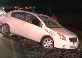 Vuelca automóvil al intentar evitar choque en la carretera Delicias–Naica