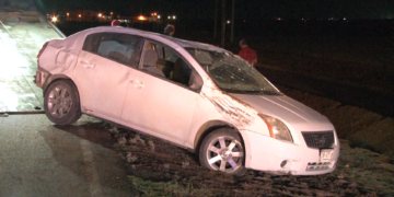 Vuelca automóvil al intentar evitar choque en la carretera Delicias–Naica