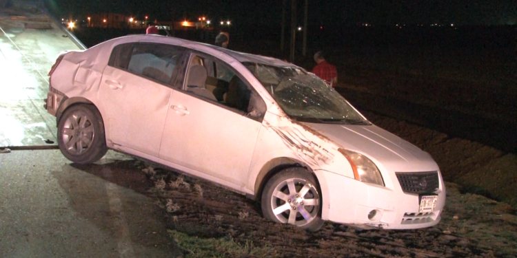 Vuelca automóvil al intentar evitar choque en la carretera Delicias–Naica