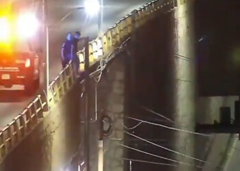 Policías rescatan a persona en puente de la colonia Lealtad II
