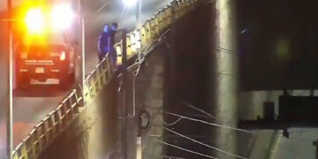 Policías rescatan a persona en puente de la colonia Lealtad II