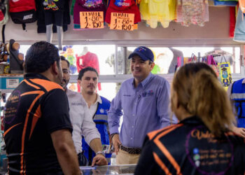 Recorre Marco Bonilla negocios de la avenida Equus para acercar servicios municipales
