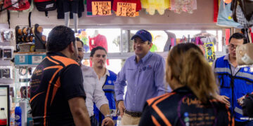 Recorre Marco Bonilla negocios de la avenida Equus para acercar servicios municipales