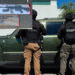 Registran aseguramiento de fusiles y vehículo en operativo